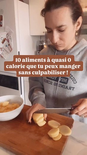 Je te partage les 10 aliments à quasi 0 calorie que je mangeais en boucle pendant ma perte de gras 👇 🥦 Brocolis — 34 kcal / 100 g 🍅 Tomates cerises — 18 kcal / 100 g 🌶 Poivrons — 25 kcal / 100 g 🥒 Courgette râpée — 17 kcal / 100 g 🥬 Épinards — 23 kcal / 100 g 🍓 Fruits rouges — 40 kcal / 100 g 🥕 Carottes — 35 kcal / 100 g 🥣 Bouillon maison (légumes herbes) — ~10 kcal / 200 ml 🧊 Concombre — 13 kcal / 100 g 🥦 Chou-fleur — 31 kcal / 100 g Ces aliments sont parfaits pour donner du volume à