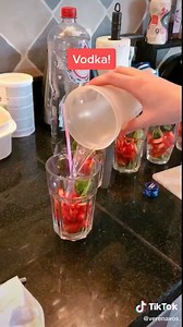 Aardbeien mojito’s maken! #zuipen #vodka #diy #howtobasic #howto #howtodo #lekker #drank #heerlijk #wijnen #fy