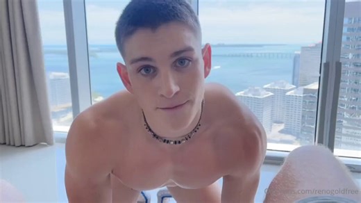 tu jefe te pidió el numero de tu hijo y tu se lo diste sin preguntar para que lo quería. a los días te subió el sueldo sin avisarte y tu no quisiste saber por que. un día en la computadora de tu jefe encontraste videos de lo que tu ya te imaginabas.