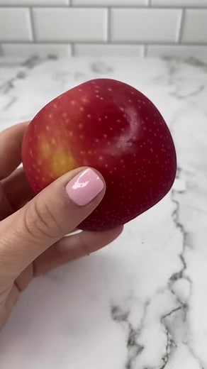 Apple wheels 🍎🎡 These are so easy, delicious and really fun to make. You probably already have all the ingredients in your pantry. All you need is an apple, a sheet of frozen puff pastry, egg or milk to brush, sugar and cinnamon 🤎Bake in the oven on 180 (fan) for 20-25 minutes🍎Perfect with ice cream 🍦#applepastry #bakinginspo #easyrecipes #applepie #cakedbyrach #homemade | Caked By Rach