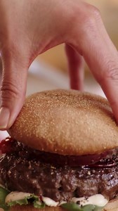 Wer sagt, dass Burger nur im Sommer gegrillt werden? 😜 Probiert unsere Saucen, Buns und Pattys auch in der kalten Jahreszeit! ❄️ Auf block-house.de/winterrezepte findet Ihr köstliche, deftige Burger-Rezepte 🍔 für die Winterzeit. Wer jetzt unsere Coupons im Handel findet, kann sogar 3 Euro sparen (ab einem BLOCK HOUSE Warenwert von 15 Euro). 😍 #blockhouse #burger #winterzeit #grillenimwinter #grillzeit #grillen #food #foodie #burgertime #sparen #coupon #rezepte #recipe #wintertime | BLOCK HOUS