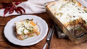 Szereted a rakott kelt, de macerásnak tartod az elkészítését? Videón mutatunk egy jól bevált, kipróbált receptet, amellyel még a kezdők is sikert arathatnak. Íme a rakott kelkáposzta egyszerűen. #rakottkel #kelkáposzta #videó | Mindmegette.hu