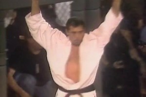 746K views · 740 shares | Há exatos 26 anos, Royce Gracie derrotava Patrick Smith e conquistava o título do Ultimate pela segunda vez! O melhor do mundo do MMA está na tela do Combate! Se garanta na torcida e assine já! bit.ly/2rTtzuN #UFCnoCombate | Combate | Facebook