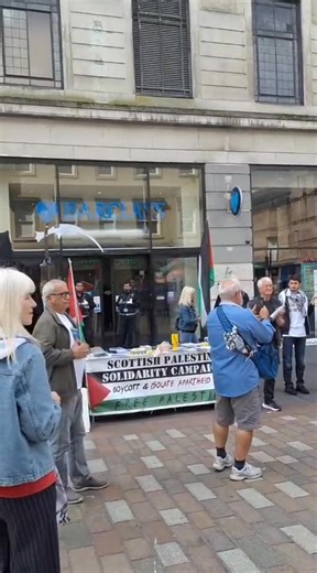 Protesters in Glasgow, Scotland, banged pots and pans outside Barclays Bank to call out its alleged complicity in the genocide in Gaza 🏴󠁧󠁢󠁳󠁣󠁴󠁿🇵🇸 | IN Palestine Today
