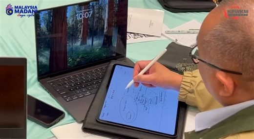 {Video}: Sekitar Bengkel Libat Urus Perkhidmatan Digital Kerajaan bagi menyokong hasrat Kementerian Digital (KD) dan Jabatan Digital Negara (JDN) untuk memperkasakan inisiatif pendigitalan melalui konsep Government Technology atau GovTech dengan hasrat untuk memberikan perkhidmatan yang lebih baik, cekap dan berkesan kepada rakyat. Kementerian Digital #KASIHKPWKM #KitaKanKeluarga #MalaysiaMADANI #MADANIBEKERJA #taatsetia #RealisasiReformasi #Rutin2Reformasi | Kementerian Pembangunan Wanita, Kelu