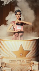 DE GOOCHELTRUC VAN MISS DIOR Miss Dior Essence nodigt u uit om de feestdagen te vieren met een adembenemend magisch spektakel in het hart van het Dior Cirque des Rêves. Deze houtige en sensuele geur, bedacht door Francis Kurkdjian als een pop, sexy en ondeugend statement, smelt op de huid als een kleurrijke en betoverende nectar. #missdior #diorholiday | ICI PARIS XL België/Belgique | Facebook