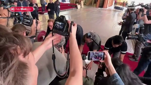 Oscars host Conan O'Brien rolls out the red carpet before show