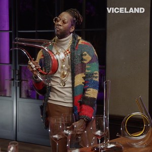 Apprenez à décanter le vin dans la tradition avec 2 Chainz dans MOST EXPENSIVEST. DIMANCHE. 22H. SUR VICELAND | VICE TV