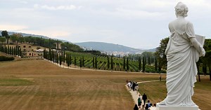 Estilista Brunello Cucinelli recria vila medieval na Itália
