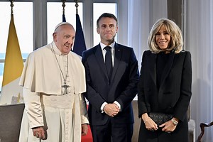 Brigitte Macron : interdite de tenue blanche, la première dame très chic en noir pour sa rencontre avec le pape François