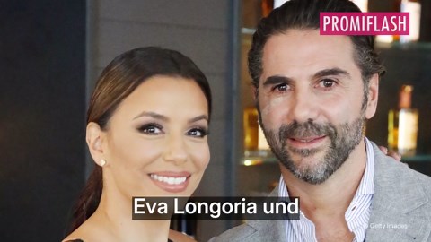 Ganz verliebt: Eva Longoria und José knutschen im Meer