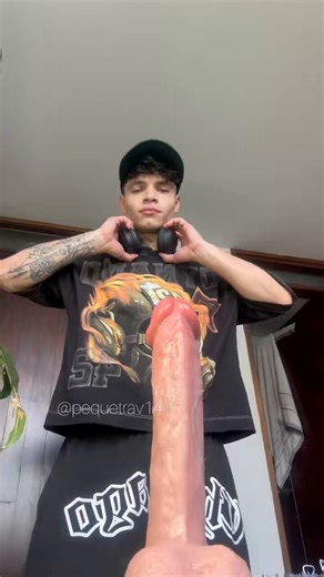 RT @Pequetrav14: Batiendo leche con mi nuevo dildo💦@Fanspequetrav1 🍑Este dildo se mueve solo y me está destruyendo el culo,rebotando sin…