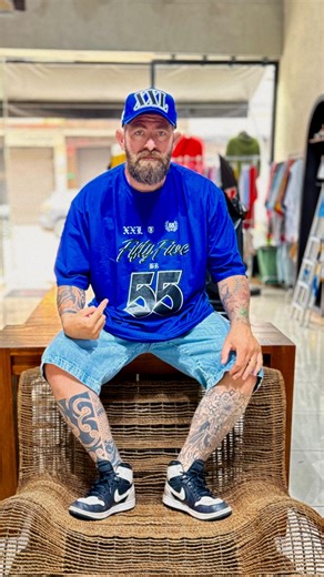 Nova drop XXL: Fifty Five 🖤 Uma camiseta cheia de referências visuais, com aquele peso gráfico que só a XXL sabe entregar. Tipografia ousada, número marcante, elementos de respeito e muito estilo. Como toda peça da marca: ✔️ 100% algodão 30.1 ✔️ Costura dupla ✔️ Gola reforçada ✔️ Caimento firme e confortável A camiseta Fifty Five é pra quem se conecta com o visual, o número, o corre e a cultura. 📏 Disponível do M ao 6GG Edição limitada. 👕 Escolhe seu tamanho e comenta o que esse “55” represen