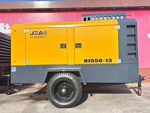 [Hot Item] 530cfm 13bar Powerful Diesel Moving Air Compressor for Drill Rig