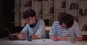 Étudiants Travaillant Dans La Bibliothèque : vidéo de stock (100 % libre de droit) 1092937547 | Shutterstock