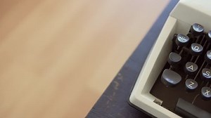 Slow Pan Across Keyboard Vintage Typewriter: stockbeeldmateriaal en -video's (rechtenvrij) 1010384165 | Shutterstock