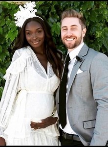 Cette magnifique mannequin à la peau foncée s'est mariée avec une blonde aux yeux bleus 😲 Maintenant, ils ont des enfants incroyablement beaux qui mélangent les meilleurs traits de leurs deux parents – découvrez à quoi ils ressemblent dans le premier commentaire ci-dessous 👇😲🥰 | Les Soignants, ces Héros