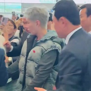 12K views · 1.3K reactions | [VID] 240920 ICN AIRPORT Có vẻ như có ai đó đã ngã nên bạn Hoshi nhanh chóng dừng lại và đưa tay ra cản đám đông 凉 Via: minghaocheol_ #HOSHI #SEVENTEEN #순영 #권순영 #호시 #세븐틴 #ホシ Fin | Firester Hoshi - Like17VN | Facebook
