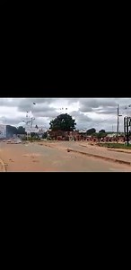 #Times360Malawi Ichi ndi chikwagwani chomwe panali uthenga wachitukuko cha Jiti ya Likoma ndipo ochita zionetsero aching'amba. Anthuwa achotsanso nsaru za chipani Cha MCP zomwe zinakutidwa pa round about ya Shoprite. Olemba ndikujambula: Sam Kalimira | Times 360 Malawi