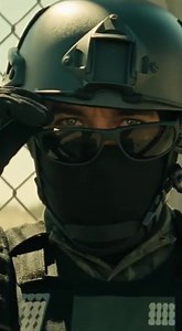 ME ENTREGARON UNA BANDERA Y UN ATAÚD SELLADO, PERO 7 MESES DESPUÉS EL HOMBRE QUE CUSTODIABA EL PORTÓN 4 TENÍA LA CICATRIZ DE MI ESPOSO MUERTO. Nadie te dice que el luto tiene un olor específico. Para mí, huele a cloro y a ese café barato que sirven en las oficinas de gobierno. Llevo siete meses respirando ese aire viciado, siete meses desde que dos oficiales con uniforme de gala tocaron a mi puerta un domingo a las siete de la mañana para decirme que Roberto ya no volvería a casa. —El Sargento M