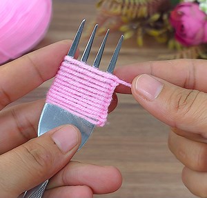 I made it using a fork and pink knitting thread, sold it immediately and got the order. #diy #handmade #tunisiancrochet | Desing Crochet