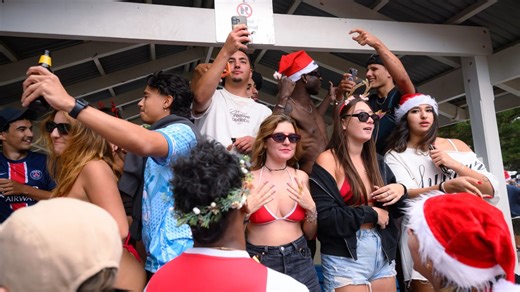 Thousands of Brit backpackers flood Australian beach to celebrate Christmas