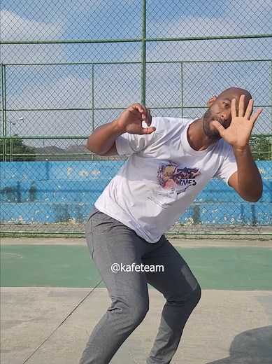 Descida básica, troca para negativa, role e meia lua. Básico bem feito 💪🏾 . #capoeiramovies #capoeira #djcapoeira #tutorialdecapoeira