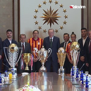 3.7K views · 37 reactions | BAŞKAN'A 53 NUMARA FORMA! Başkan Recep Tayyip Erdoğan, Cumhurbaşkanlığı Külliyesi'nde şampiyon Galatasaray Spor Kulübü'nden yönetici, teknik heyet ve sporcular ile bir araya geldi. Galatasaray Başkanı Dursun Özbek, Başkan Erdoğan'a forma hediye etti. | Takvim | Facebook