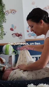 Sasha & Gaspard 🤍 L’un contre l’autre, rassurés, lové comme dans le ventre de leur maman. Un bain enveloppé, tout en douceur dans leurs cocon. #bainenveloppé #jumeaux #nouveauné #douceur #postpartum | Charlotte Combeau