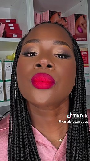 SI il ya une couleur de rouge à lèvres avec laquelle tu ne feras jamais de Faux pas... Cest bien le rouge💄 Une couleur de rouge à lèvres intemporelle Pour ce résultat j'ai mixé 💄Seductrice et 💄Hot girl Tu peux obtenir le même résultat en cliquant sur le lien en bio surtout que tu as 25% de réduction sur ta commande avec le code XMAS25 #redlipstick💄 #redlips💋 #karlabqueens💋💄 #xmasmakeup