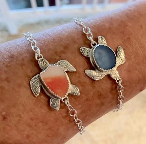 I’ve been finishing up a handful of new anklets. These are my 2 turtle anklets. Orange stripper and cornflower blue. Ready to wear!! I’ll be showing more this week and they’re all available. Pm me for details. #seaglassjewelry #beachglassjewellery #seaglassjewellery #beachglassjewelry #beach #seaglasslove #seaglass #seaglassart #beachglasslove #artofseaglass #seaglassaddict #beachglassart #seaglasslover #beachglass #sbgoaf2024 #seaglasslove | Art of Sea Glass