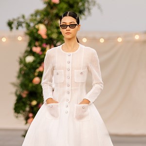 77K views · 5.1K reactions | A walk beneath arches of flowers in a white organza petticoat dress from the CHANEL Spring-Summer 2021 Haute Couture collection.​ ​ Filmed by Anton Corbijn.​ ​ See all the looks at chanel.com/-HC_SS21 | CHANEL | Facebook