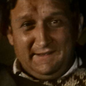 Podchorąży Władysław Niwiński z kapralem Leonem Kurasiem zatrzymują się na wiejskiej plebanii. Wpadają w ręce Niemców, ale dzięki sprytowi kaprala wykupują się. Kuraś zostaje jednak złapany na dworcu kolejowym i wysłany do stalagu❗ „𝗣𝗼𝗹𝘀𝗸𝗶𝗲 𝗱𝗿𝗼𝗴𝗶” 𝗼𝗱𝗰.𝟮 w poniedziałek, 25 listopada o godz. 20:25 w TVP Polonia. | TVP Polonia