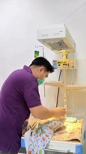 Kalian lebaran ini ngapain aja..? Kalau saya pincang dan keram karena memangku dan mendorong perut istri orang lebaran ini.. 👏👏 *** Kristeller Maneuver adalah teknik yang dilakukan dengan memberikan tekanan pada perut ibu saat persalinan untuk membantu bayi keluar lebih cepat. Teknik ini biasanya hanya dilakukan oleh tenaga medis terlatih dengan menekan bagian atas rahim saat ibu mengejan. Namun, metode ini memiliki risiko dan tidak boleh dilakukan sembarangan, karena dapat menyebabkan: ❌ Cede