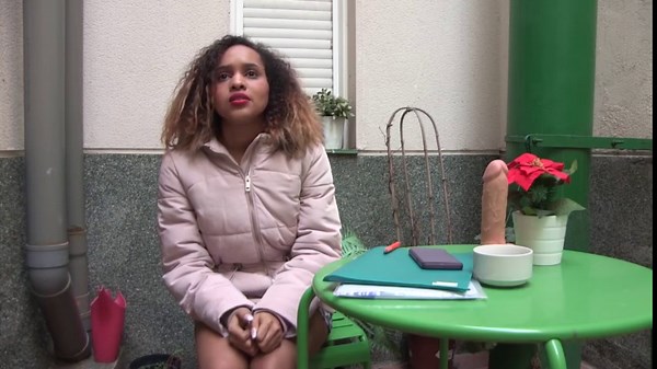 Entrevista falsa para Sara ¡Se puso realmente cachonda!