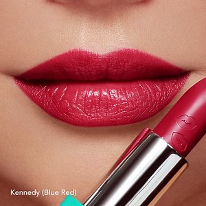 Our buildable, sheer-to-full coverage formula wraps your lips in plush pigment nutrients, with a showstopping demi-shine finish. See all 7 Headliner Lipstick™ shades on Daria. 💄 bit.ly/HeadlinerLipstick | Thrive Causemetics