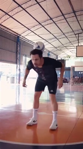 Tem produto que é só mais um no mercado. E tem a Topper Maestro, que carrega o nome e a confiança do maior de todos os tempos: Falcão. Se você respira futsal, essa chuteira é sua próxima escolha! @aluisiofashionoficial Disponível na Aluísio Fashion ⚽🔥 #aluisiofashion #25anos #campinagrande #calçados #topper | Blog do Márcio Rangel