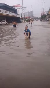 Flooding along Banilad Road in Cebu City following a downpour around 3:05 p.m. on Friday, September 29, 2023 🎥Yu Yu | SunStar Cebu
