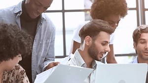 Mitarbeiter arbeiten am Computer zusammen, diskutieren: Stockvideos & Filmmaterial (100 % lizenzfrei) 3544377035 | Shutterstock