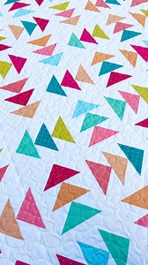 The 4-at-a-time Flying Geese method is my personal favorite for its efficiency and speed! Want to practice this technique? Make sure you grab the Paradigm or Sprightly quilt pattern today while they’re on sale over in my shop 💕 #quiltblock #easyquiltblock #quiltingtutorials | Homemade Emily Jane