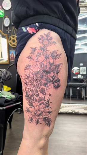 The cutest Fineline giraffe piece from yesterday #tattoo #tattooartist #art