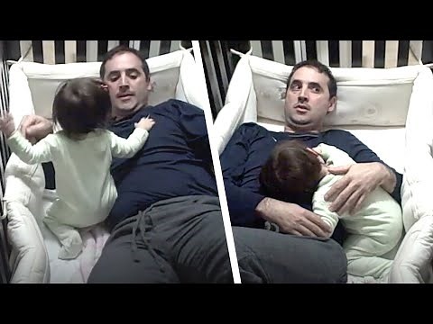 El papá quiere consolar a su hija. Cuando entiende su error, ya es demasiado tarde