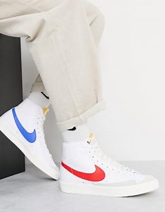 Nike – Blazer Mid '77 – Vita sneakers i vintagestil med röd/blå swoosh-logga | ASOS