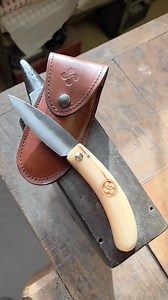 Couteau de berger réalisé à l'atelier du Couteau Basque pour Alain, corne blonde, lame acier carbone xc75. Etui en cuir fabrication artisanale par Jean Castex de Saint Gaudens, non ce n'est pas notre ancien premier ministre qui s'est reconverti dans l'artisanat 😉. #bayonneshopping #coutellerie #couteau #bayonne #artisanat #paysbasque | Christophe Couteau Basque