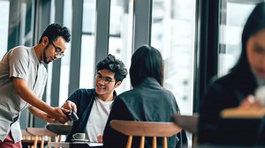 Trinkgeld bei Kartenzahlung: Was passiert mit dem Geld und wer bekommt es?