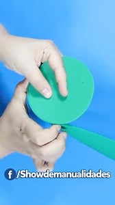 🎄✨ ¡Inspírate con estas manualidades navideñas fáciles y hermosas para decorar tu hogar esta Navidad! Aprende paso a paso cómo crear adornos únicos, económicos y llenos de amor. ❤️ 👉 Comparte, comenta y déjame tu like si te gusta hacer tus propias decoraciones navideñas. ¡Que esta Navidad esté llena de creatividad, paz y bendiciones! 🙏🎁 #ManualidadesNavideñas #DecoraciónNavideña #Navidad2025 #HechoAMano #IdeasNavideñas | Show de Manualidades