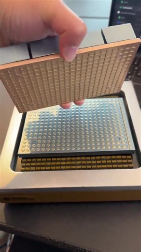 **Advanced Packaging - CoWoS** 2.5D advanced packaging, hay CoWoS (Chip on Wafer on Substrate), là công nghệ đóng gói tiên tiến kết hợp nhiều thành phần của một hệ thống trên một chip để tăng hiệu suất và khả năng xử lý. Công nghệ này kết nối XPU/GPU – bộ xử lý trung tâm thực hiện các tính toán phức tạp – với HBM (High Bandwidth Memory) có nhiều lớp giúp tăng băng thông bộ nhớ, tất cả được liên kết thông qua các microbumps trên RDL (Redistribution Layer) và silicon interposer, sau đó được đặt lê