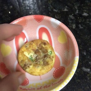 Omelete de atum na máquina de cupcake ficou muito bom!!! Receita: 2ovos pouco de fermento ( usei Royal) Pouco de cebolinha E pouquinho de atum Ficou tão gostoso e levinho!! #artecomquiane #receitaslowcarb #omelete #atum #mondial #cupcakes #receitasalgada #jantar #feitoemcasa #amor #videos #hortaemcasa | Arte com Quiane