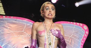 Miley Cyrus entièrement nue lors d'un concert avec son public