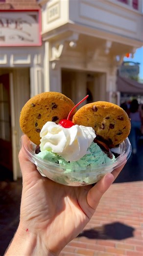 🎊Happy National ice cream day! 😋🍦 . . 🤔Name a better day 🤣🤣🤣👅 . . 🏰The Next time you’re at Disneyland stop for a yummy treat at Gibson Girl Ice Cream Parlor! . . 🍨 Chocolate Chip Cookie Hot Fudge Sundae . . 🧪2 scoops of ice-cream, 2 Freshly Baked Chocolate Chip Cookies topped with Whipped Cream, Hot Fudge, Chocolate Morsels, & a Cherry . . 💃I went with a scoop of mint & Oreo! My favorite combo😈 . . 💰 $7.99 . . ✅ Save time by mobile ordering 🤳 . 📍Disneyland Resort 📍Gibson Girl Ic